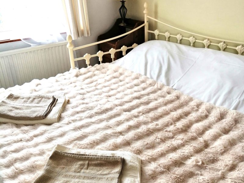 Looking-at-side-tableHuawei-pictures-5